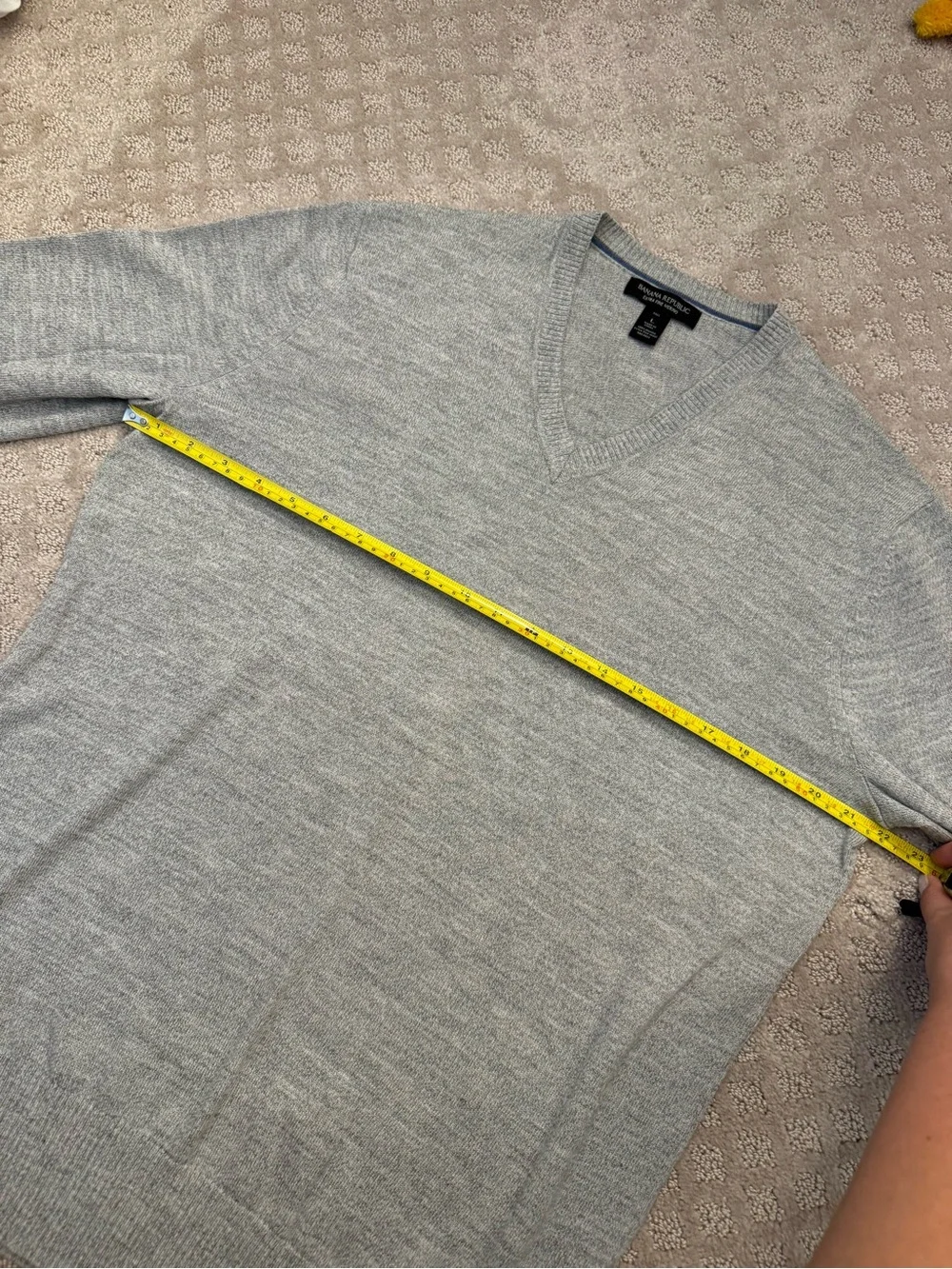 Banana Republic Tall 100% Merino Wool V-Neck Sweater in Heather Gray Large Tall